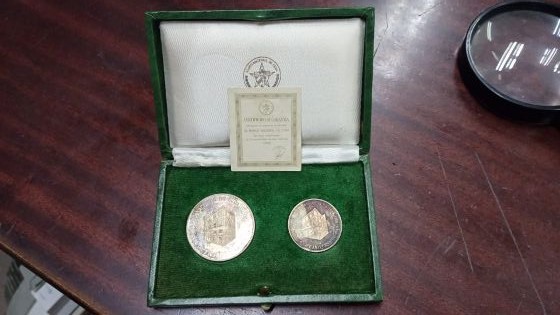 ESTUCHE DE 2 MONEDAS DE 5 y 10 PESOS DE CUBA DEL AÑO 1975